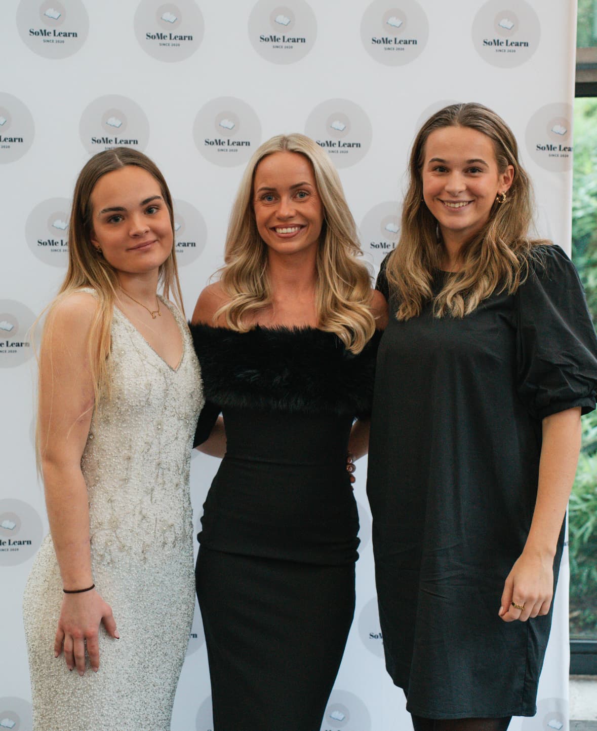 Josefine sammen med to creators foran SoMe Learn væggen til event