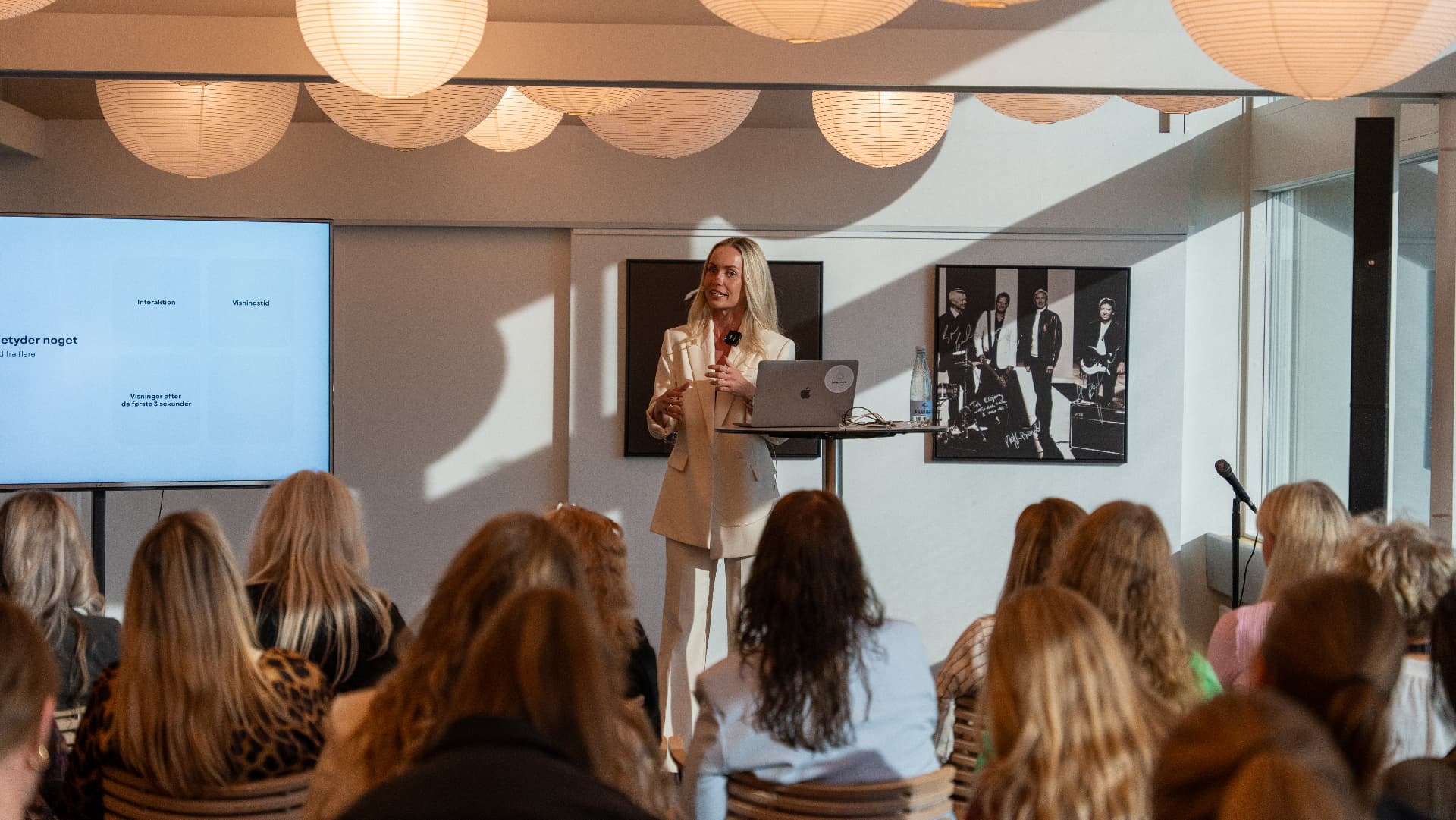 Josefine Bak underviser publikum